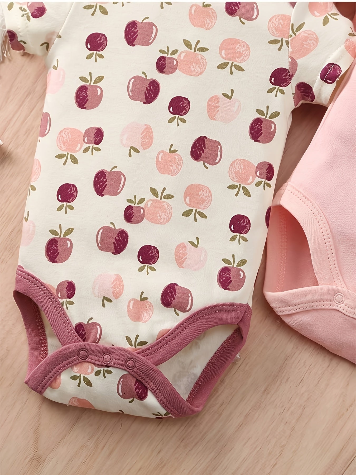 Kit Body Bebê Apple Orchard – 4 Peças em Algodão com Estampa de Maçã