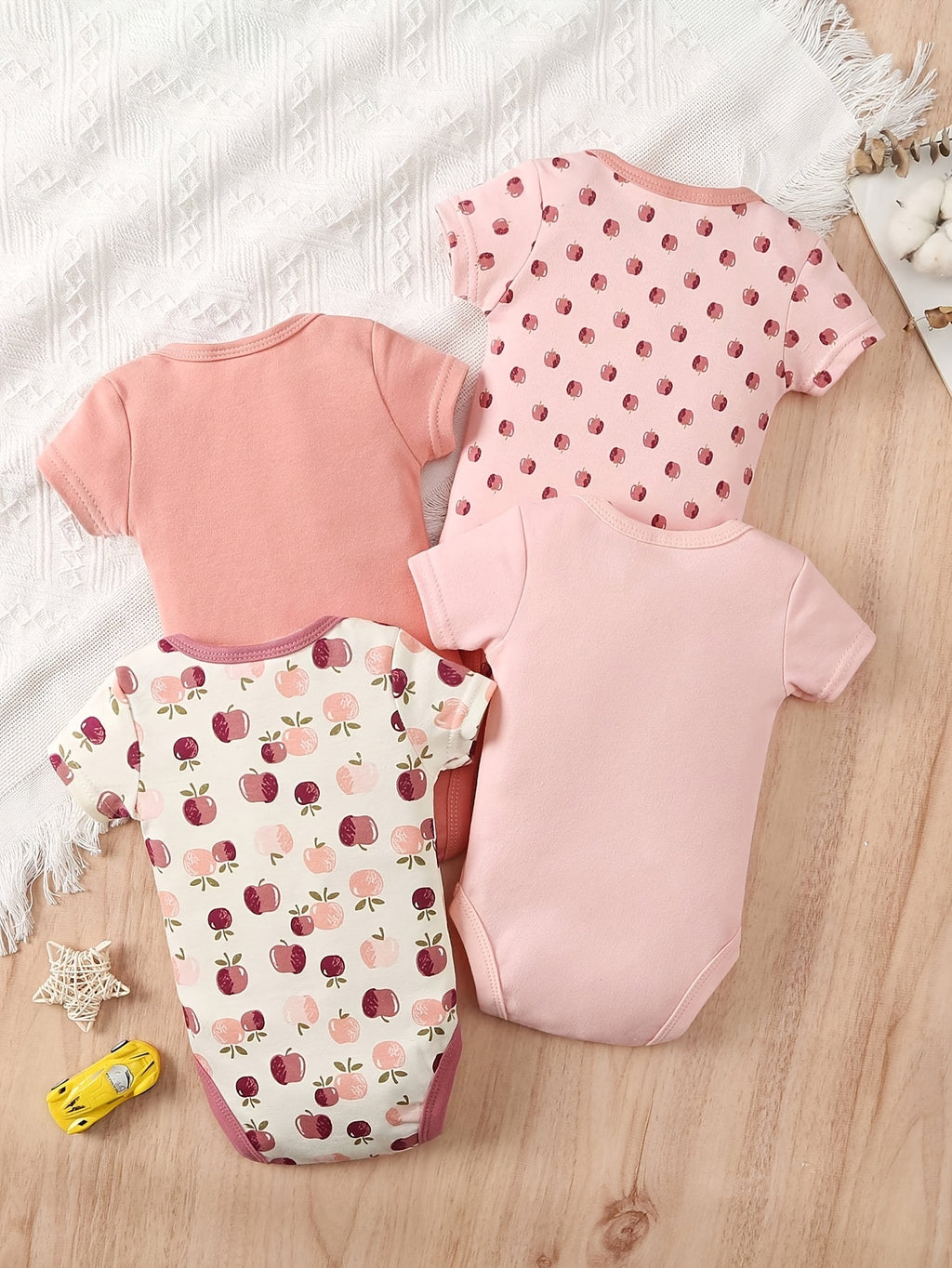 Kit Body Bebê Apple Orchard – 4 Peças em Algodão com Estampa de Maçã