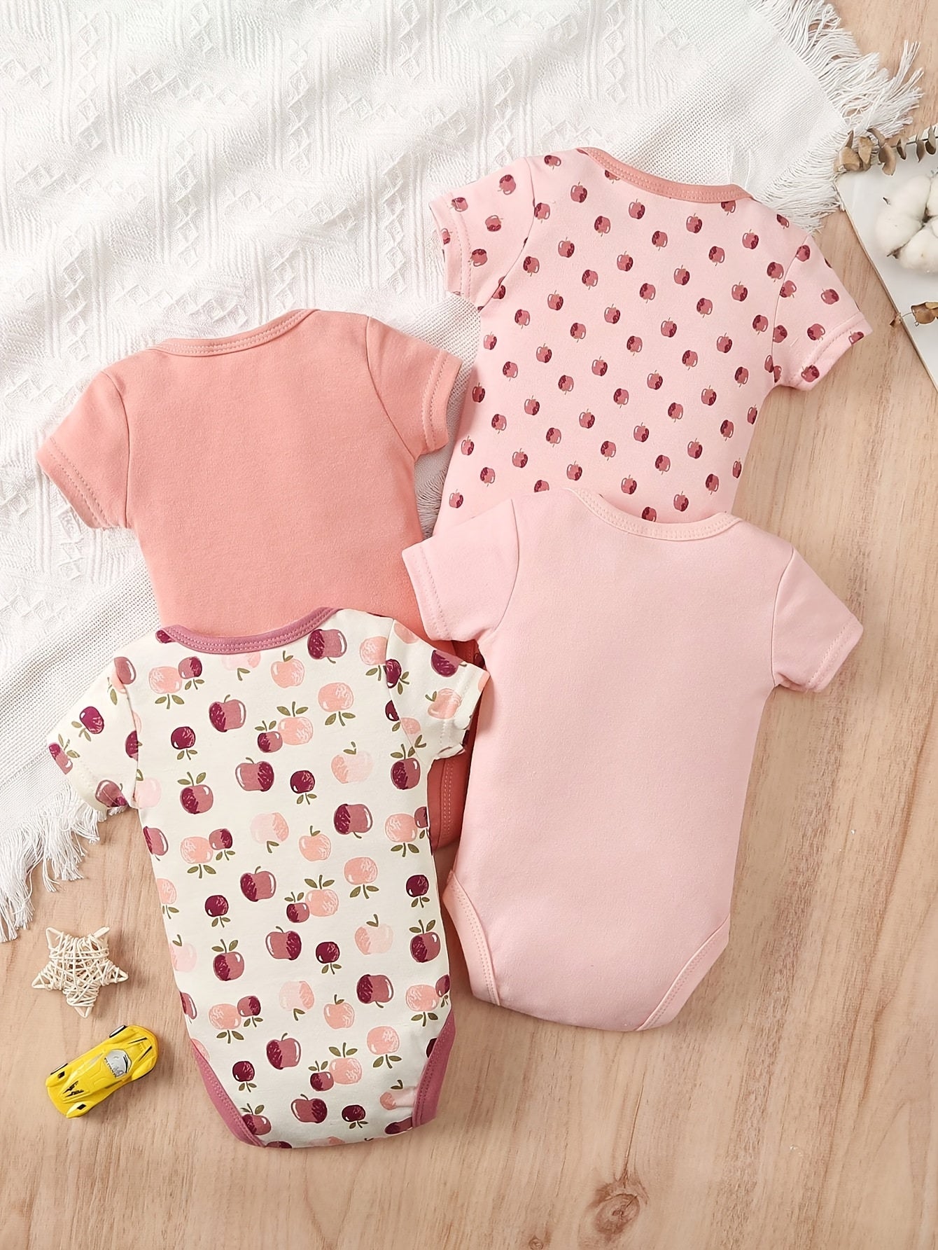 Kit Body Bebê Apple Orchard – 4 Peças em Algodão com Estampa de Maçã