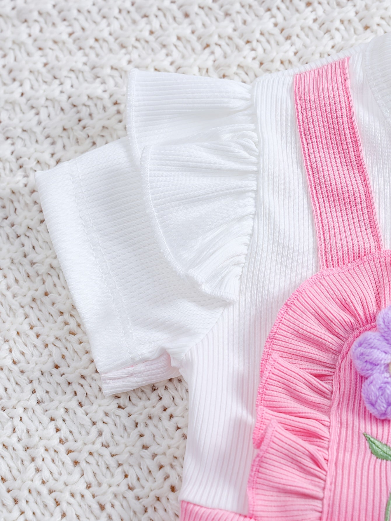 Conjunto Bebê Blossom – Body Floral de Manga Curta com Chapéu